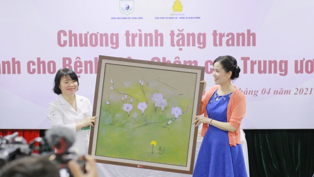 Tặng 35 tranh sơn dầu cho Bệnh viện Châm cứu Trung ương giúp động viên tinh thần người bệnh