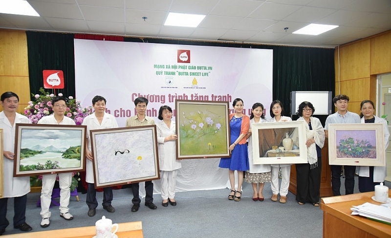 Tặng 35 tranh sơn dầu cho Bệnh viện Châm cứu Trung ương giúp động viên tinh thần người bệnh