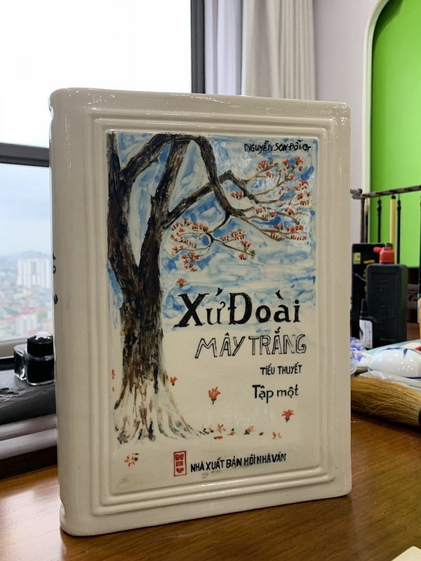 Bìa sách bằng gốm Xứ Đoài Mây trắng” của cố nhà văn Nguyễn Sơn Đỗng - Tác giả Hoạ sỹ Kim Đức