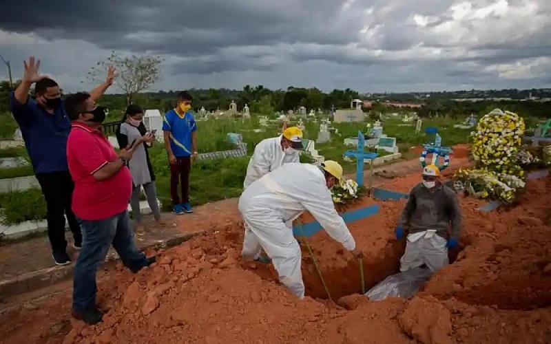 Chôn cất bệnh nhân Covid-19 ở Brazil. (Nguồn: Guardian)