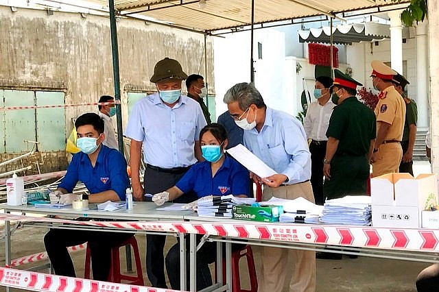 Ngành y tế Quảng Nam lập chốt, lấy mẫu xét nghiệm tại một chốt kiểm soát dịch. 