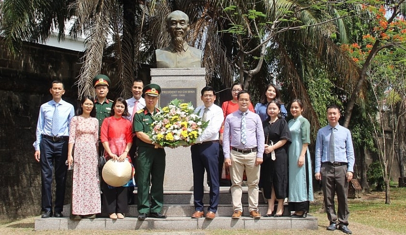 Đại sứ quán Việt Nam tại Philippines dâng hoa kỷ niệm 131 năm ngày sinh Chủ tịch Hồ Chí Minh