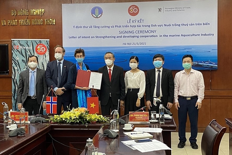 Bộ Nông nghiệp và Phát triển Nông thôn Việt Nam và Bộ Công thương và Thủy sản Na Uy đã ký kết Ý định thư về Tăng cường và Phát triển Hợp tác trong lĩnh vực nuôi trồng thủy sản trên biển chiều 21/5. (Nguồn: ĐSQ Na Uy tại Việt Nam)