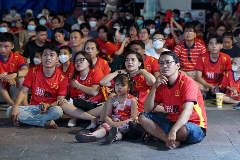 Hàng nghìn CĐV đổ về phố đi bộ tiếp sức cho U23 Việt nam