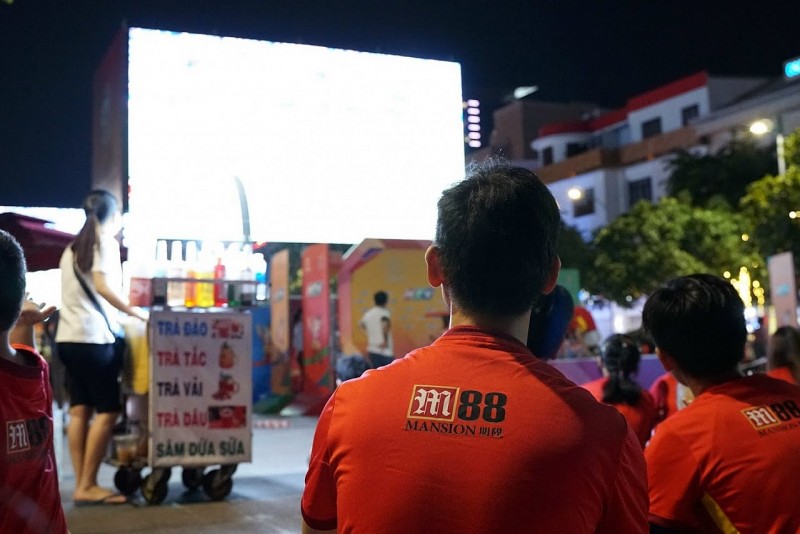 Hàng nghìn CĐV đổ về phố đi bộ tiếp sức cho U23 Việt nam