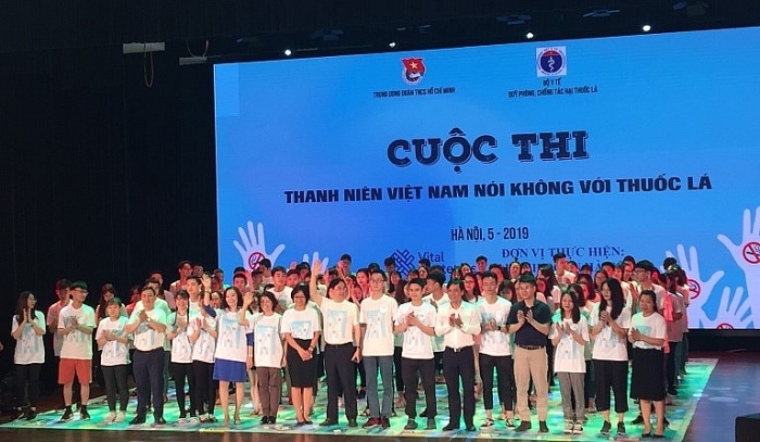 nguoi hut thuoc la tai viet nam dang co dau hieu tre hoa