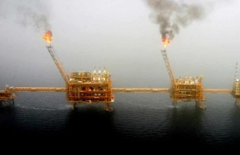 Mỹ gia tăng sức ép, 'giáng đòn mạnh' vào ngành hóa dầu Iran