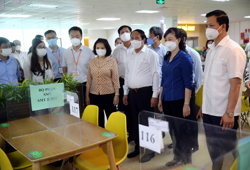Phó Thủ tướng Lê Văn Thành và lãnh đạo tỉnh Bắc Ninh thăm Khu công nghiệp Quế Võ, kiểm tra công tác phòng chống dịch COVID-19 và bảo đảm sản xuất tại một trong những “điểm nóng” về dịch bệnh của cả nước chiều 2/6.