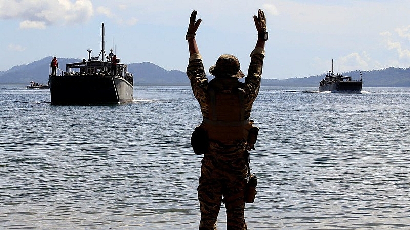 Một binh sĩ Philippines ra hiệu cho các tàu đổ bộ tại bãi biển Motiong, một phần của Kịch bản Hỗ trợ Nhân đạo và Ứng phó Thảm họa trong cuộc tập trận Balikatan hồi năm 2017.
