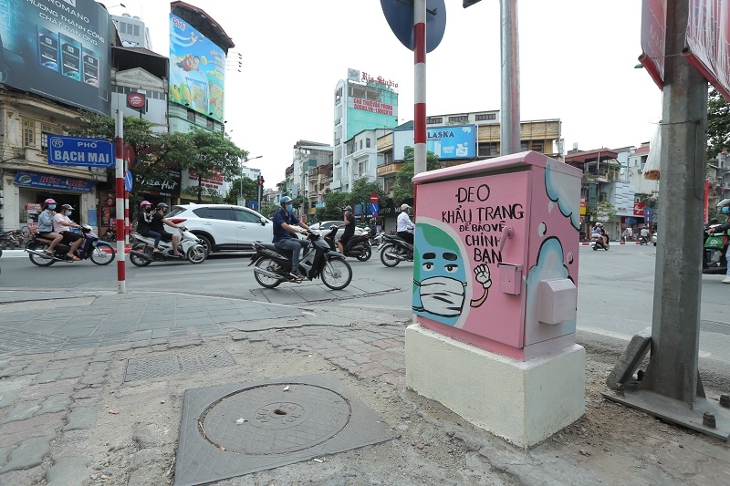 Những bức tranh cổ động được thực hiện trên các bốt điện thu hút sự chú ý của nhiều người dân khi đi qua khu vực phố Bạch Mai - Lê Thanh Nghị.