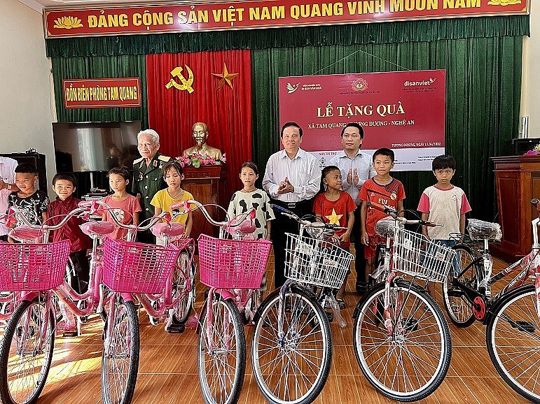 Trao quà cho người nghèo và trẻ em có hoàn cảnh khó khăn tại Nghệ An