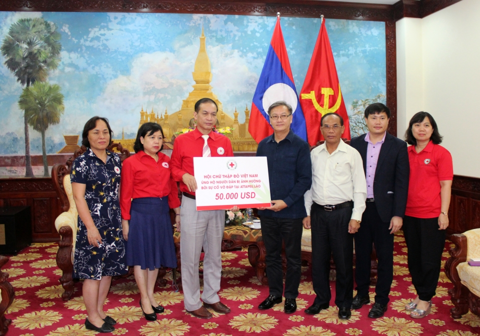 hoi chu thap do viet nam trao 50000 usd ho tro nhan dan lao