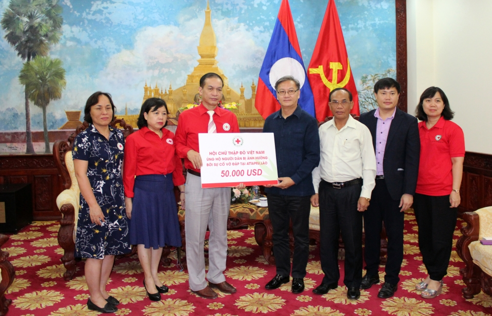Hội Chữ thập đỏ Việt Nam trao 50.000 USD hỗ trợ nhân dân Lào