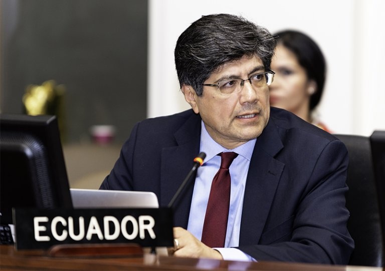 Ngoại trưởng Ecuador từ chức