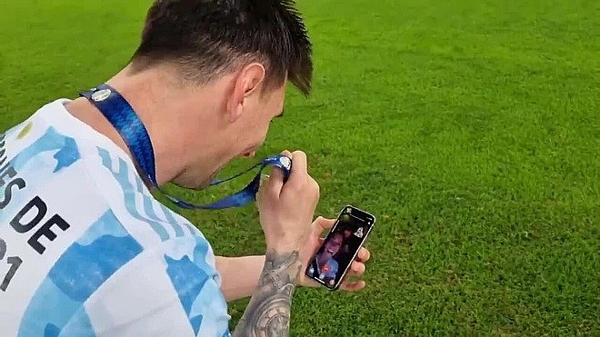 Messi cười hạnh phúc gọi điện cho vợ ngay sau chức vô địch Copa America
