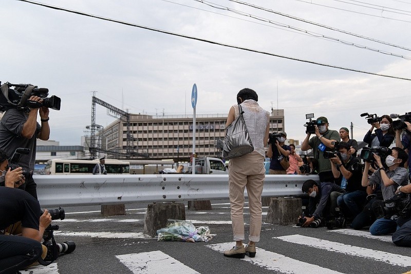 Hàng dài người dân Nhật Bản đặt vòng hoa, tiếc thương cố Thủ tướng Abe Shinzo