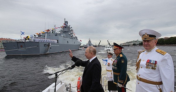 Tổng thống Putin thị sát đội hình chiến hạm Nga trong lễ duyệt binh trên biển ở St Petersburg ngày 31/7. (Nguồn: Reuters)