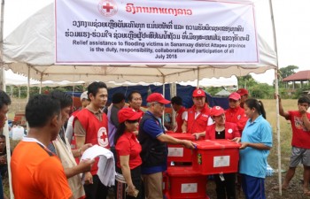 Hội Chữ thập đỏ Việt Nam hỗ trợ người dân Lào bị lũ lụt