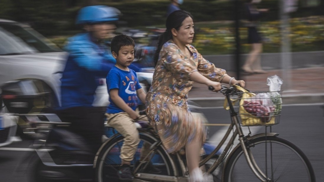 Gánh nặng cuộc sống, áp lực công việc 'cản bước' phụ nữ Trung Quốc sinh thêm con