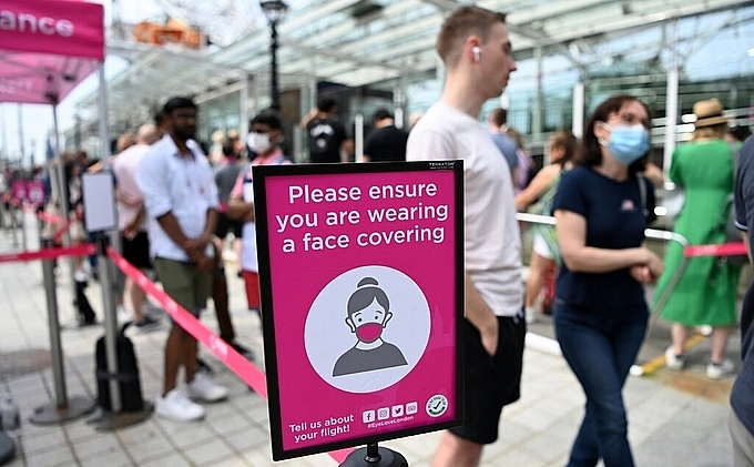Biển hiệu yêu cầu người dân đeo khẩu rang tại sân bay London, tháng 6/2021. Ảnh: Shutterstock