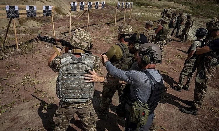 Một buổi tập bắn súng trong khóa huấn luyện tân binh của Mozart Group ở Donbass, miền đông Ukraine. Ảnh: Guardian.