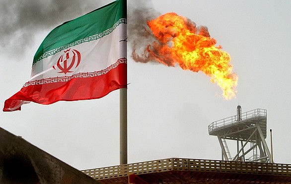 Quốc kỳ Iran ở bãi khai thác dầu và khí đốt Soroush trong Vịnh Persian, phía nam thủ đô Tehran. (Nguồn: Reuters)