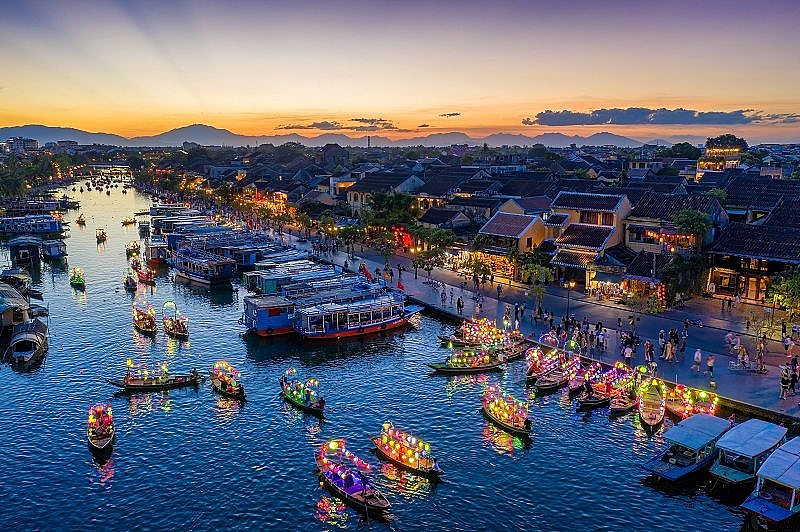 Hình ảnh đẹp của Việt Nam đưa người xem đến một thế giới tuyệt vời của màu sắc, ánh sáng và cảm xúc. Bức ảnh cho thấy những địa điểm du lịch nổi tiếng, những hiện vật lịch sử và văn hoá, vẻ đẹp của những người dân địa phương và những bức tranh tự nhiên đầy kỳ vĩ. Hãy xem các bức ảnh này và khám phá Việt Nam như chưa bao giờ thấy.