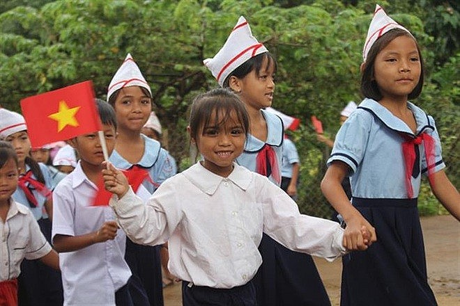 Bộ trưởng Bộ GD-ĐT Nguyễn Kim Sơn thừa nhận, việc học trực tuyến không chỉ khó khăn ở vùng sâu, vùng xa mà ngay cả ở thành phố lớn.