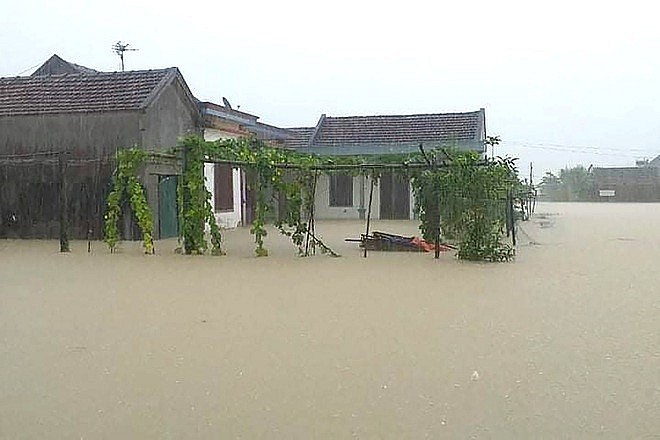 Trên địa bàn huyện Quỳnh Lưu, Nghệ An có hàng trăm gia đình bị nước lũ tràn vào nhà (Ảnh: N.P).