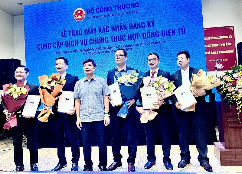 Trao giấy xác nhận đăng ký cung cấp dịch vụ chứng thực hợp đồng điện tử cho 5 doanh nghiệp lớn