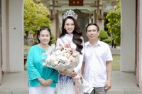 Về quê sau đăng quang, Hoa hậu Mai Phương bật khóc khi gặp bố mẹ