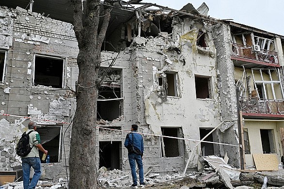 Một tòa nhà bị tấn công trong giao tranh ở Kharkov, Ukraine, ngày 12-9 - Ảnh: AFP