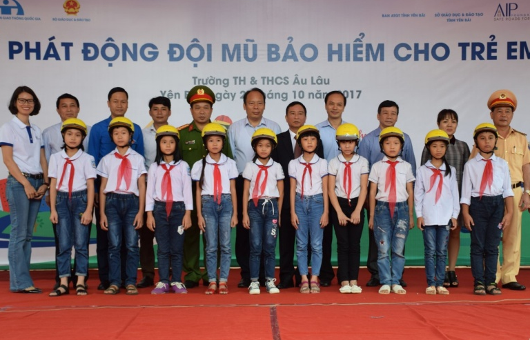 Trao 1.500 mũ bảo hiểm cho các em học sinh tiểu học tại Yên Bái