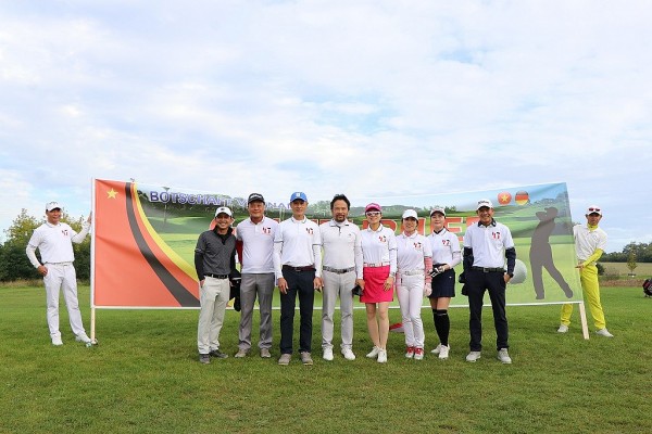 Embassy hosts friendly Viet Nam-Germany golf tournament