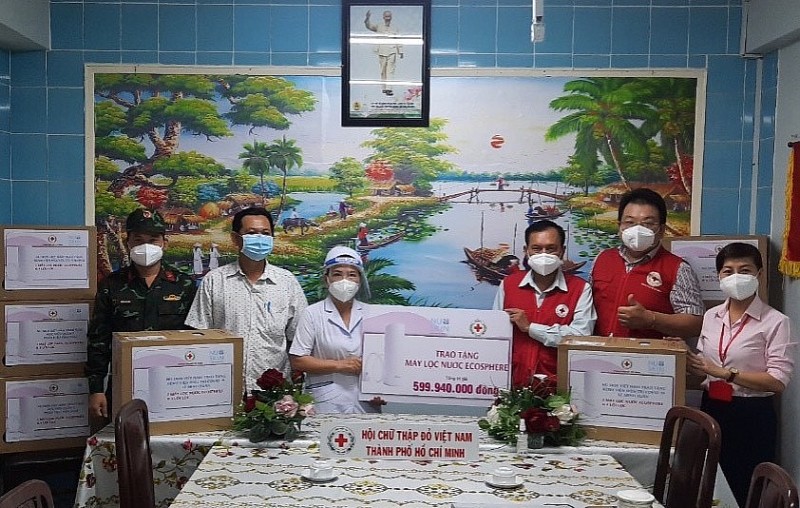 Đại diện Hội Chữ thập đỏ thành phố Hồ Chí Minh trao thiết bị lọc nước Ecosphere cho các bệnh viện tuyến đầu chống dịch Covid-19 