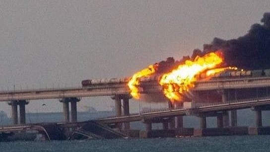 Cháy lớn trên cầu Kerch: Nga thành lập ủy ban xử lý vụ nổ, khắc phục hậu quả càng sớm sàng tốt