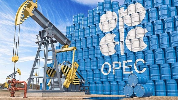 OPEC+ tuyên bố cắt giảm sản lượng, giá dầu tăng chóng mặt, thị trường 'chao đảo'