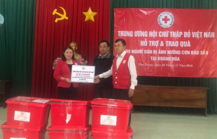 Hội Chữ thập đỏ Việt Nam cứu trợ người dân bị sạt lở ở Khánh Hòa
