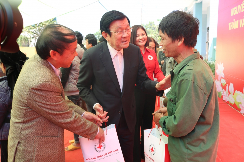 nguyen chu tich nuoc truong tan sang tham va tang qua tai cao bang