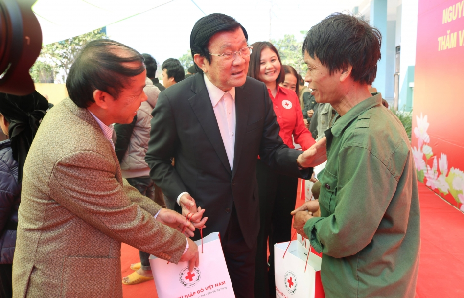 Nguyên Chủ tịch nước Trương Tấn Sang thăm và tặng quà tại Cao Bằng