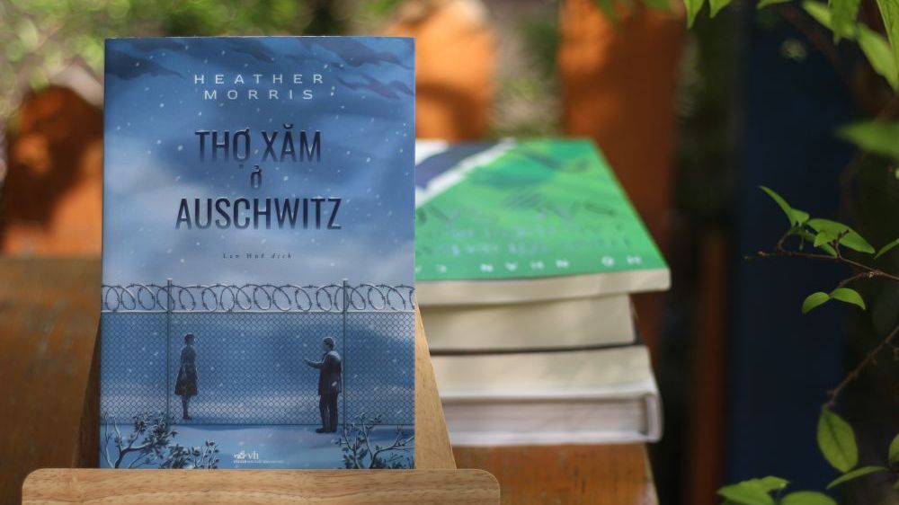 'Thợ xăm ở Auschwitz' - Phẩm giá và tình người trong nghịch cảnh