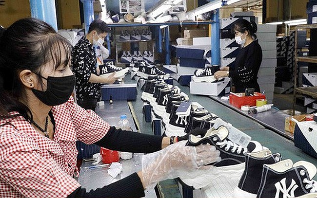 Xuất khẩu ngày 13-15/11: Việt Nam vượt xa Trung Quốc về xuất khẩu giày vải; rau quả đắt hàng tại thị trường Đài Loan dù dịch bệnh
