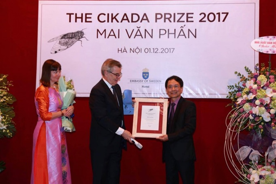 poet mai van phan receives swedish prize