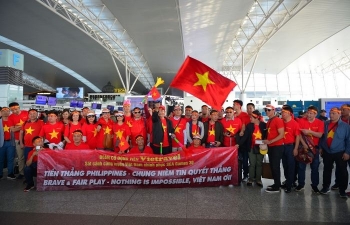 Hàng nghìn cổ động viên “nhuộm đỏ” sân bay “tiếp lửa” cho U22 Việt Nam