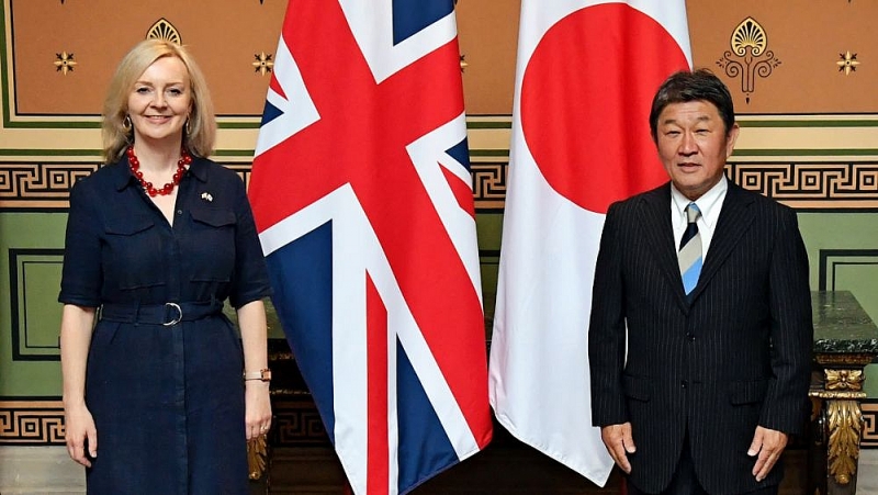 Ngoại trưởng Nhật Bản Toshimitsu Motegi (phải) và Bộ trưởng Thương mại quốc tế Anh Liz Truss (trái) trao đổi văn kiện sau khi ký thỏa thuận thương mại tự do song phương hậu Brexit, tại Tokyo ngày 23/10. (Nguồn: AFP)