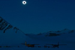 Kỳ thú cảnh tượng Nam Cực chìm trong bóng tối bởi nhật thực toàn phần