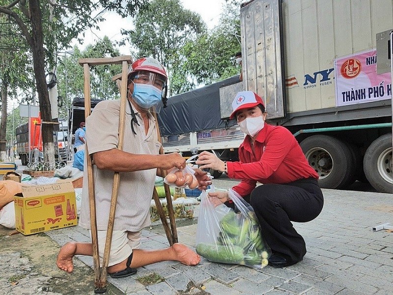 Những 'chiến sĩ áo đỏ' thầm lặng giữa mùa dịch