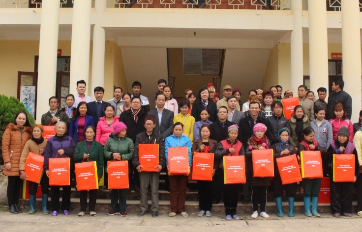Ủy ban Nhà nước về người Việt Nam ở nước ngoài thăm và tặng quà cho hộ nghèo tại Thái Nguyên