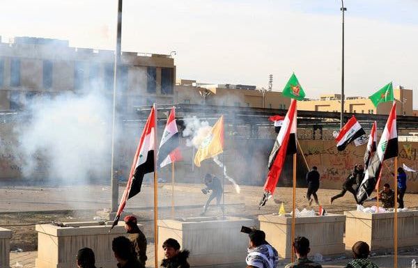 Quân đội Mỹ bắn hơi cay vào người biểu tình Iraq