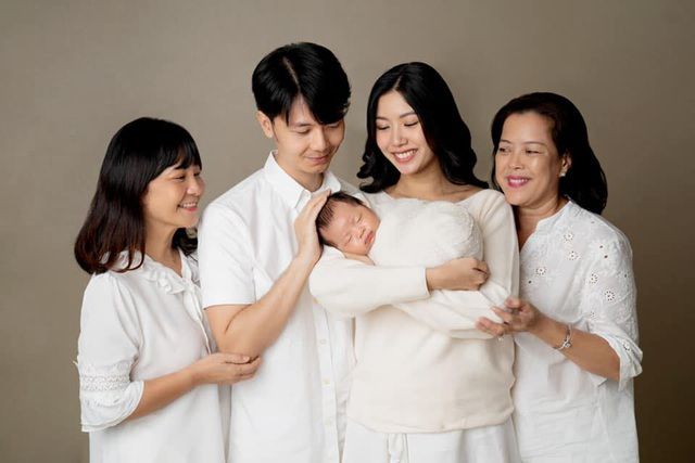 Á hậu Thúy Vân khoe ảnh hạnh phúc ngọt ngào của cả gia đình với thành viên mới là bé trai mới sinh